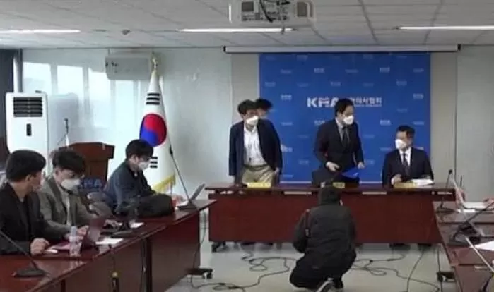 出事了! 接种疫苗后多人神秘暴毙 已25死! 最小17岁 官方拒绝叫停 医生质疑!