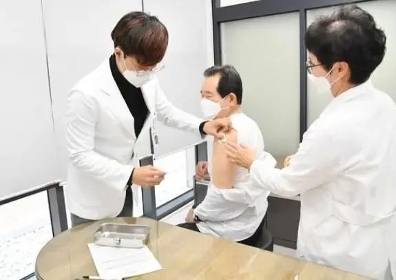 出事了! 接种疫苗后多人神秘暴毙 已25死! 最小17岁 官方拒绝叫停 医生质疑!
