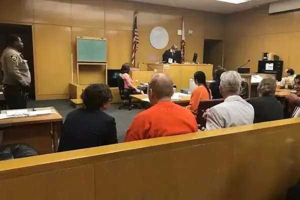 惊! 华人一家在北京机场被捕! 在美杀人毁尸后 连夜带娃逃回国 结果...