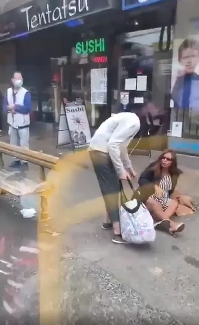 ​该! 温哥华大妈对戴口罩小伙吐口水 下一秒被小伙一掌入魂 腾空飞出公车!
