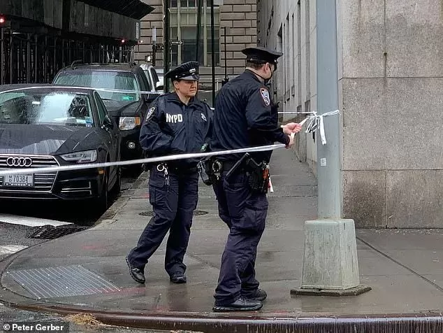 突发! 加拿大华男当街开枪杀人 华人大妈惨遭爆头 横尸血泊 路人尖叫奔逃!