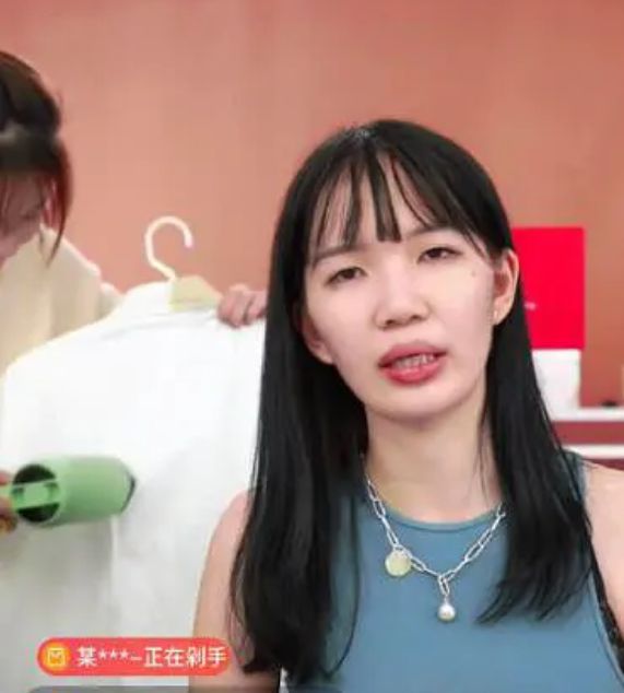 00后网红翻车！美少女直播变大妈 男粉称是诈骗