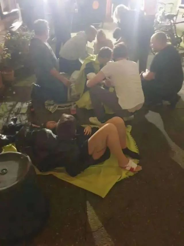 惨烈! 华人夫妇在餐馆遭恐怖分子乱枪狂射 1死1伤 食客集体躲地下室5小时!