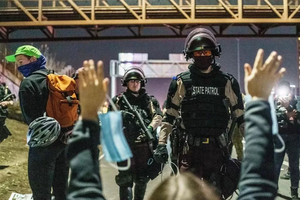 突发! 拜登领先优势再扩大 川普粉扛枪包围计票大厅 总统在白宫颤抖
