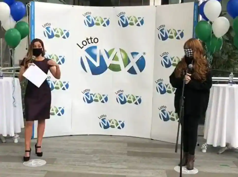 爽哭! 加拿大华女中3亿 戴假发口罩领奖 结巴说英语: 再也不帮老公打工了!
