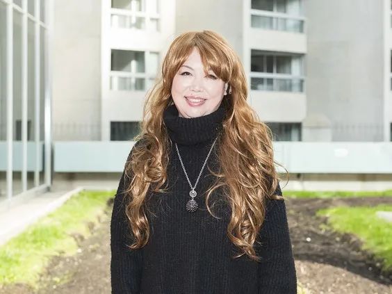 爽哭! 加拿大华女中3亿 戴假发口罩领奖 结巴说英语: 再也不帮老公打工了!