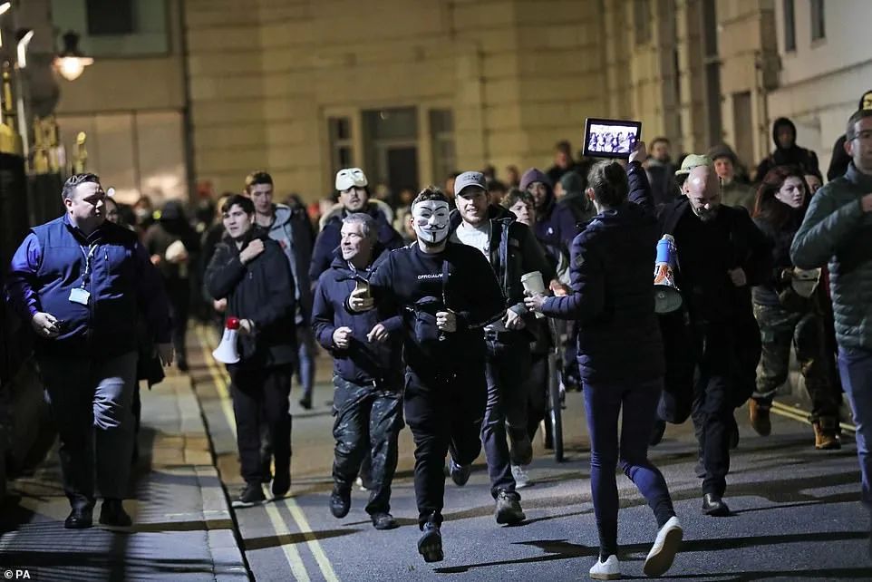 疯了! 英国爆发反封锁大游行 上百人被捕 示威者头破血流!