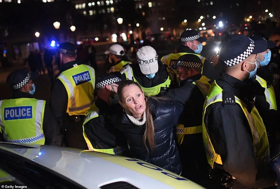 疯了! 英国爆发反封锁大游行 上百人被捕 示威者头破血流!