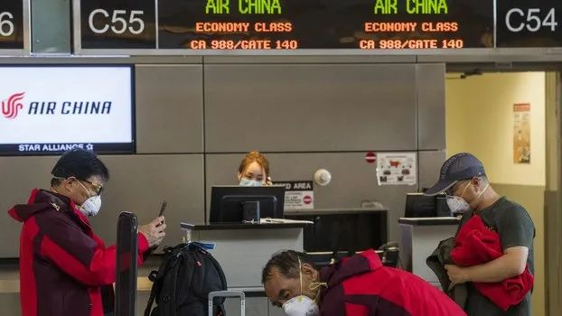惊! 一架航班 9华人确诊 5人已有肺炎 竟均持双阴检测登机 大使馆紧急警告