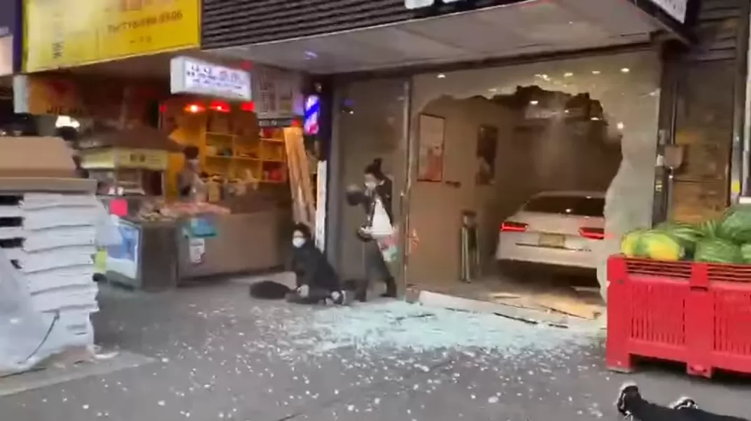 丢人! 奥迪宝马抢车位 华人车主当街互殴 踩油门撞人后冲进面包店!