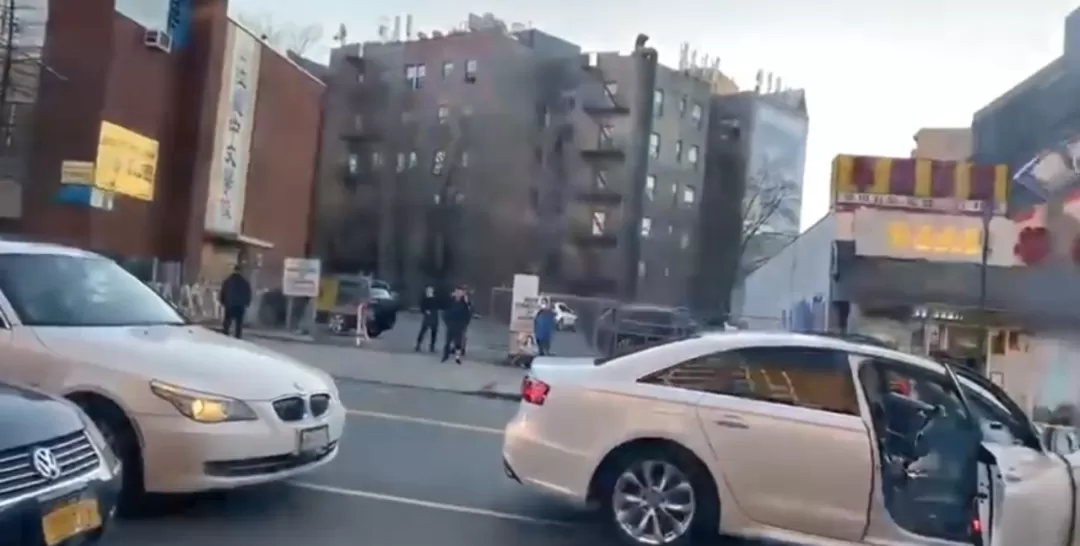丢人! 奥迪宝马抢车位 华人车主当街互殴 踩油门撞人后冲进面包店!