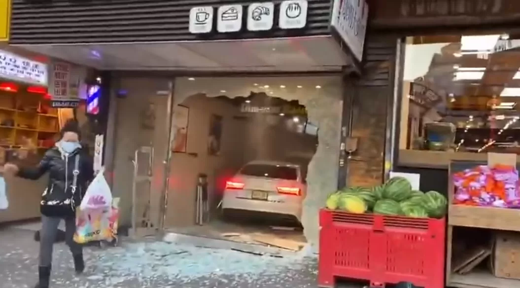 丢人! 奥迪宝马抢车位 华人车主当街互殴 踩油门撞人后冲进面包店!