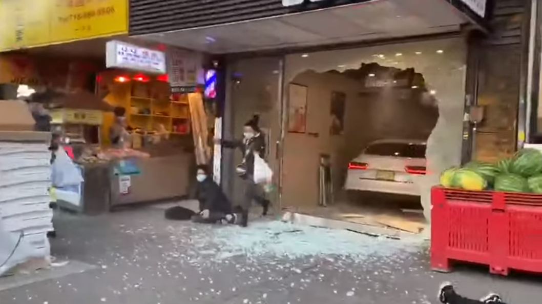 丢人! 奥迪宝马抢车位 华人车主当街互殴 踩油门撞人后冲进面包店!