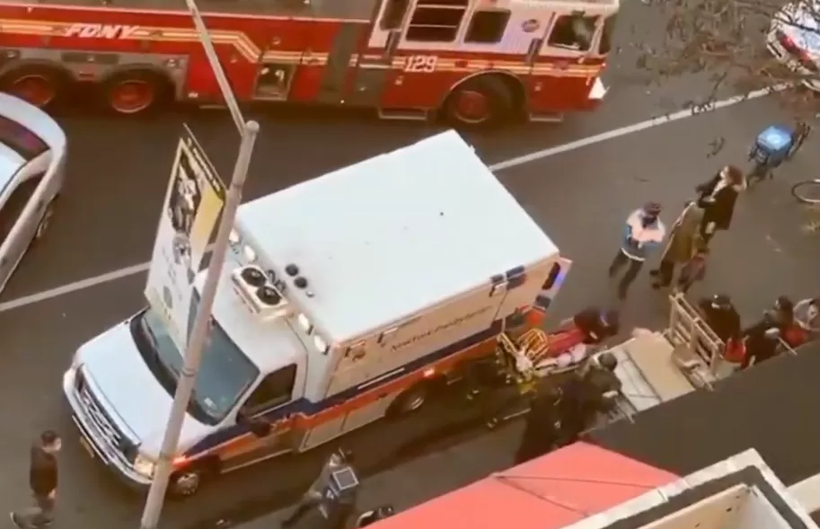 丢人! 奥迪宝马抢车位 华人车主当街互殴 踩油门撞人后冲进面包店!