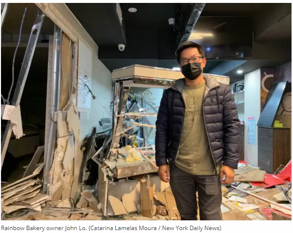 丢人! 奥迪宝马抢车位 华人车主当街互殴 踩油门撞人后冲进面包店!