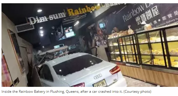 丢人! 奥迪宝马抢车位 华人车主当街互殴 踩油门撞人后冲进面包店!