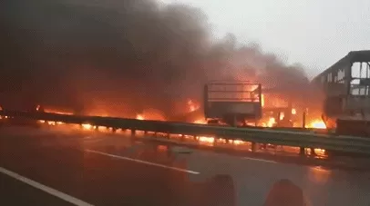 中国陕西高速路40多辆车相撞起火 已致3死6伤