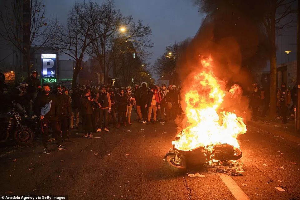 法国突发大型暴乱! 5万人冲上街头打砸抢烧 银行遭洗劫一空 狼烟滚滚 惨如战区