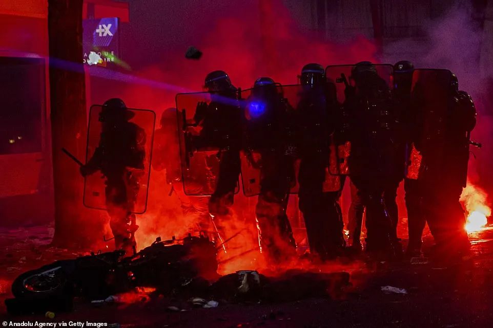 法国突发大型暴乱! 5万人冲上街头打砸抢烧 银行遭洗劫一空 狼烟滚滚 惨如战区
