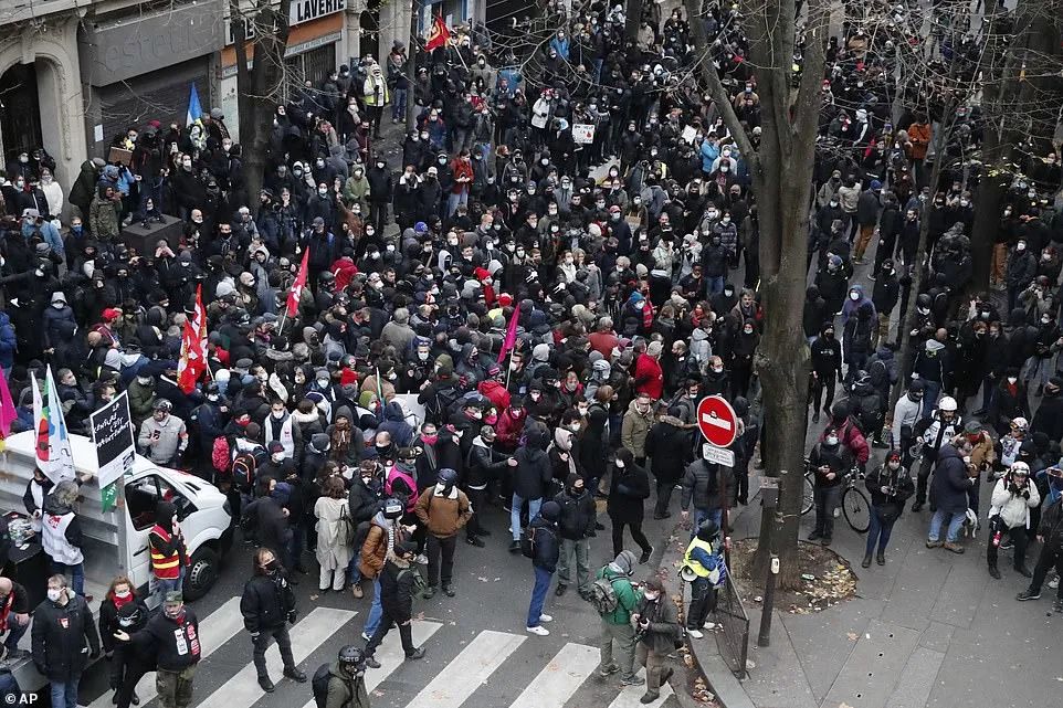 法国突发大型暴乱! 5万人冲上街头打砸抢烧 银行遭洗劫一空 狼烟滚滚 惨如战区