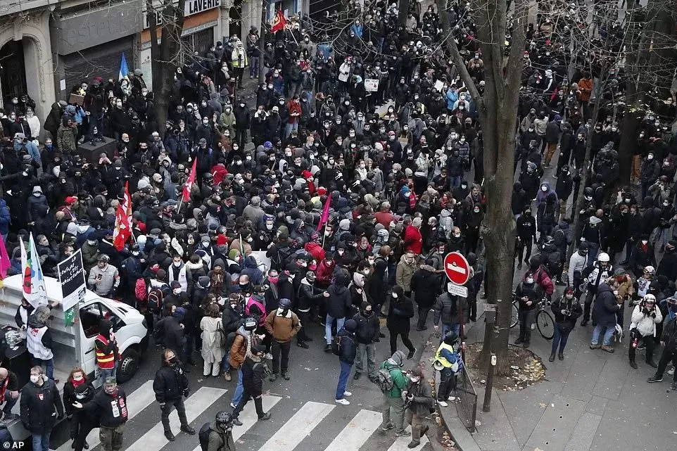 法国突发大型暴乱! 5万人冲上街头打砸抢烧 银行遭洗劫一空 狼烟滚滚 惨如战区