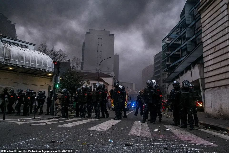 法国突发大型暴乱! 5万人冲上街头打砸抢烧 银行遭洗劫一空 狼烟滚滚 惨如战区