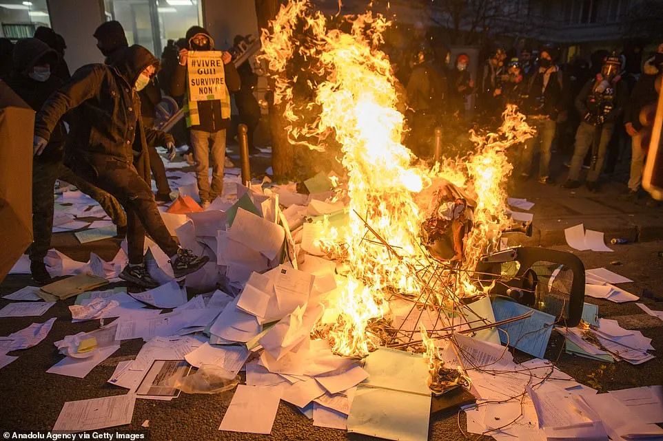 法国突发大型暴乱! 5万人冲上街头打砸抢烧 银行遭洗劫一空 狼烟滚滚 惨如战区