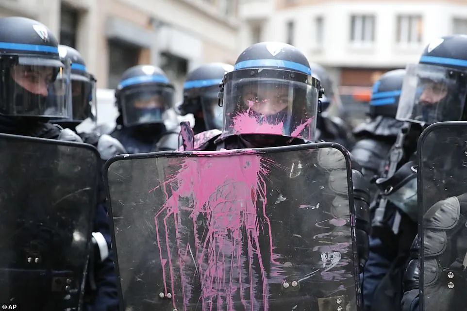 法国突发大型暴乱! 5万人冲上街头打砸抢烧 银行遭洗劫一空 狼烟滚滚 惨如战区