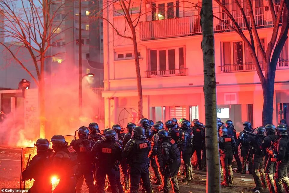 法国突发大型暴乱! 5万人冲上街头打砸抢烧 银行遭洗劫一空 狼烟滚滚 惨如战区