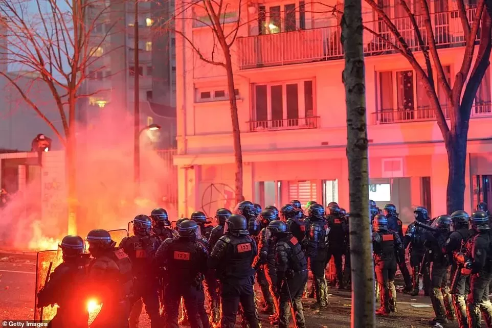 法国突发大型暴乱! 5万人冲上街头打砸抢烧 银行遭洗劫一空 狼烟滚滚 惨如战区