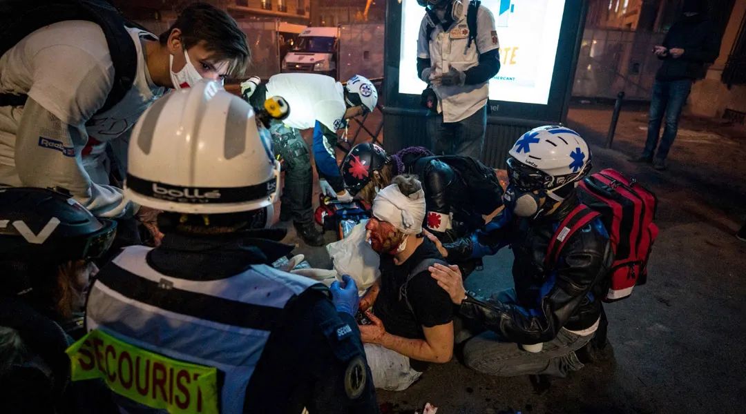 法国突发大型暴乱! 5万人冲上街头打砸抢烧 银行遭洗劫一空 狼烟滚滚 惨如战区