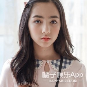 还记得这个表情包的小姑娘吗？她15岁长这样……