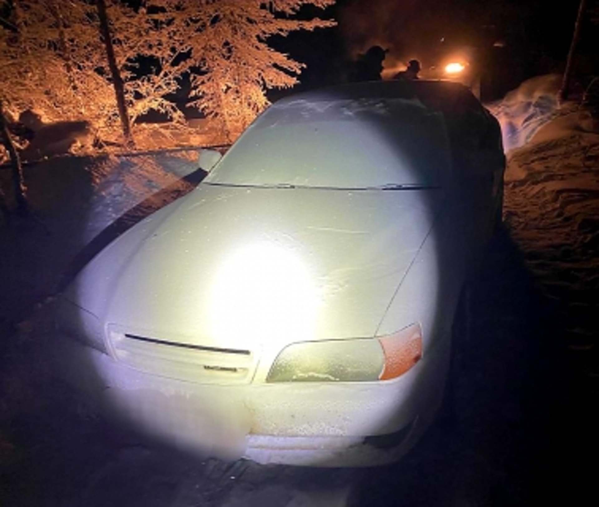 警方到場時發現一輛被冰雪覆蓋的車，並發現兩名失蹤男子。（警方圖片）