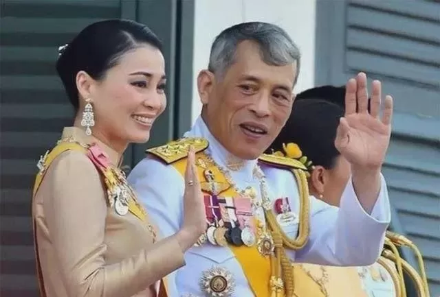 70岁泰王在5个老婆20个情人之间横跳 他有多快乐？