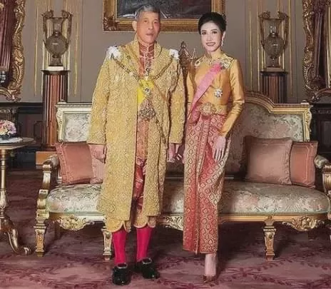 70岁泰王在5个老婆20个情人之间横跳 他有多快乐？