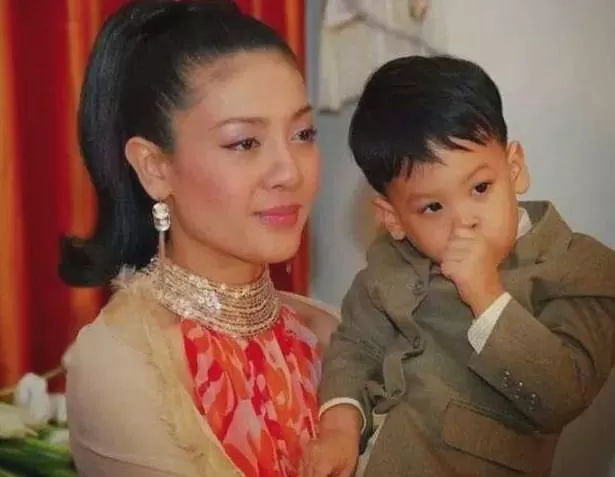 70岁泰王在5个老婆20个情人之间横跳 他有多快乐？