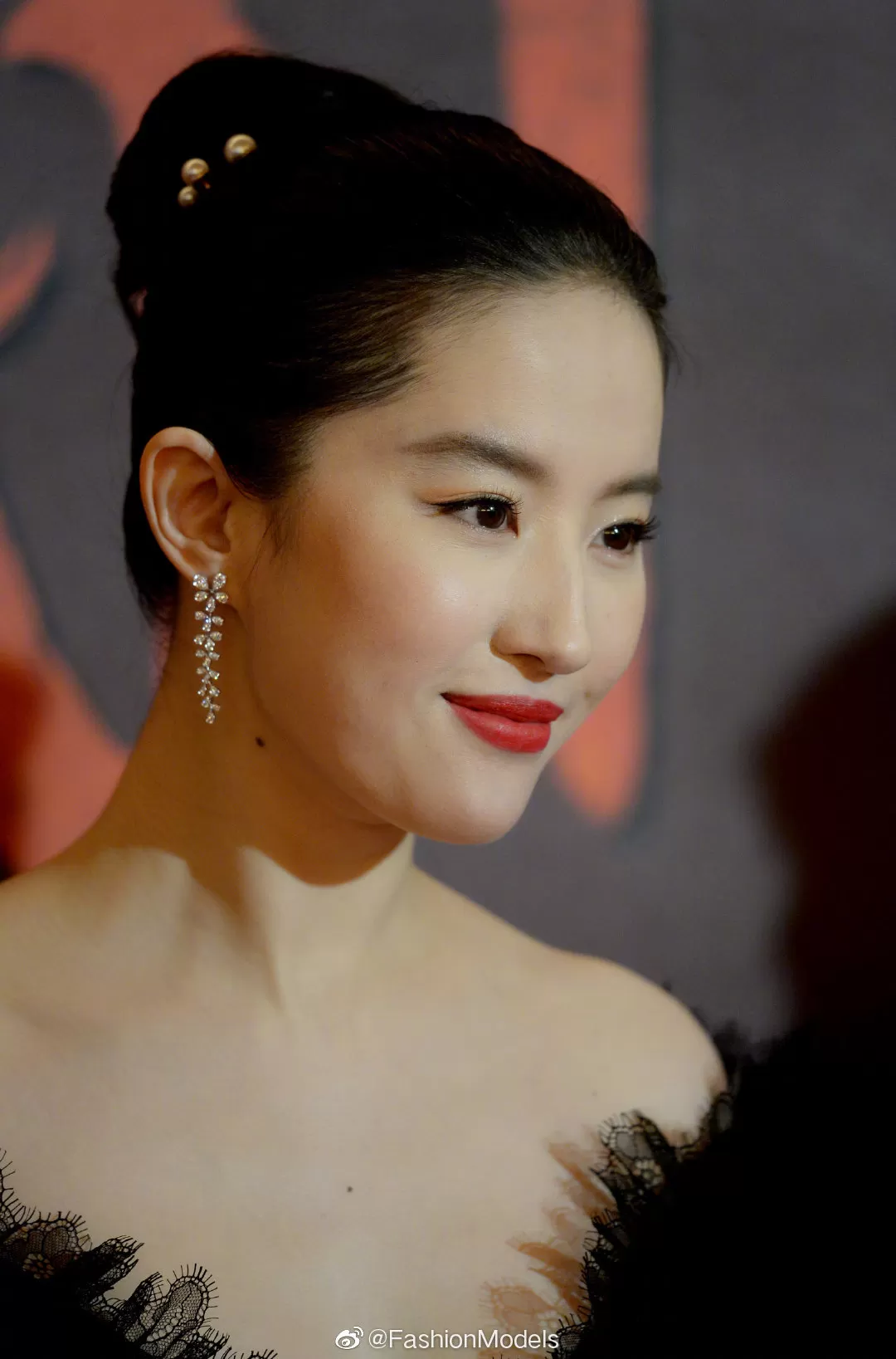 33岁刘亦菲近照，脸胖脖子粗发福明显，仙女气质不再？