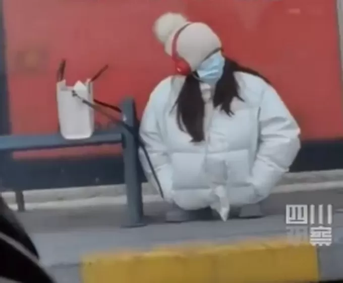 天气太冷？小姐姐全身缩进羽绒服等公交，爆笑一幕逗乐网友
