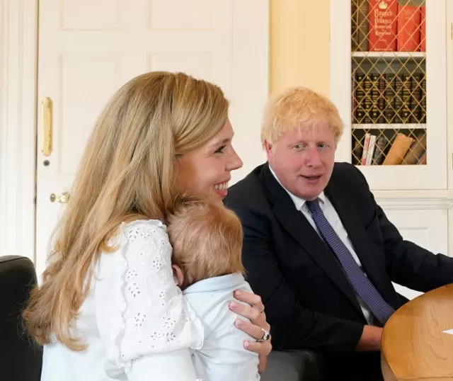 英国首相7个月小儿子，与老爹发型一致；首相曾被问是否跟猫打架
