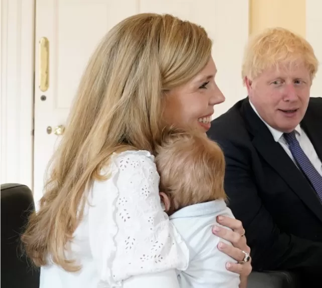 英国首相7个月小儿子，与老爹发型一致；首相曾被问是否跟猫打架