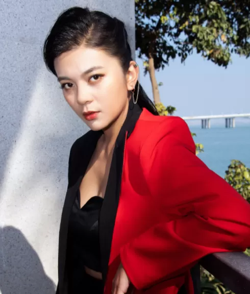 谈莉娜造型图
