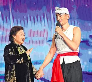 51岁阿宝被曝近况凄惨，家中内景显寒酸，碗盆霉菌油渍脏乱不堪