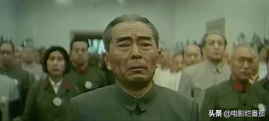 因与周恩来总理太像，邓颖超观影时身体前倾，观众集体泪奔