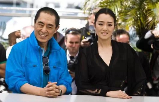 张艺谋37岁女儿近照曝光，曾被外籍老公出轨家暴，二婚嫁总裁