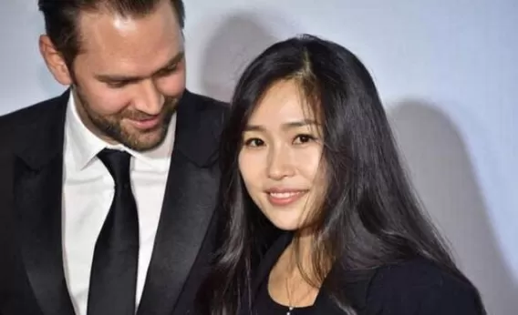张艺谋37岁女儿近照曝光，曾被外籍老公出轨家暴，二婚嫁总裁