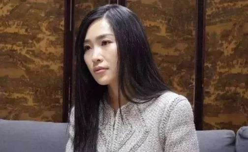 张艺谋37岁女儿近照曝光，曾被外籍老公出轨家暴，二婚嫁总裁
