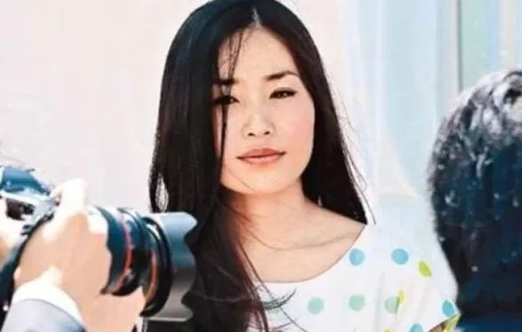 张艺谋37岁女儿近照曝光，曾被外籍老公出轨家暴，二婚嫁总裁