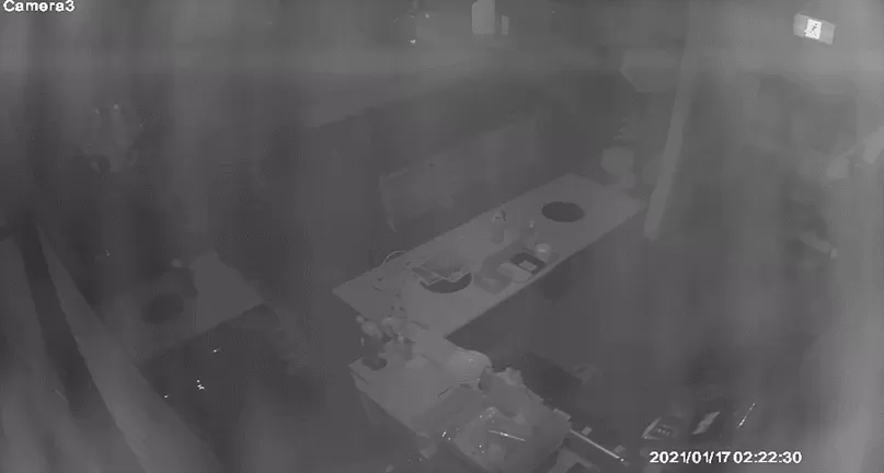 苦不堪言！加拿大华人老板刚上飞机 自家火锅店被砸！