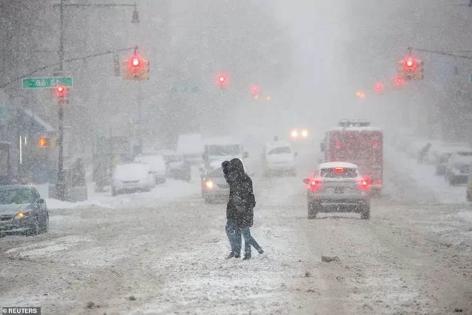 恐怖! 破纪录雪灾席卷北美 疫苗接种被迫中断 民众冒毒扎堆打雪仗!