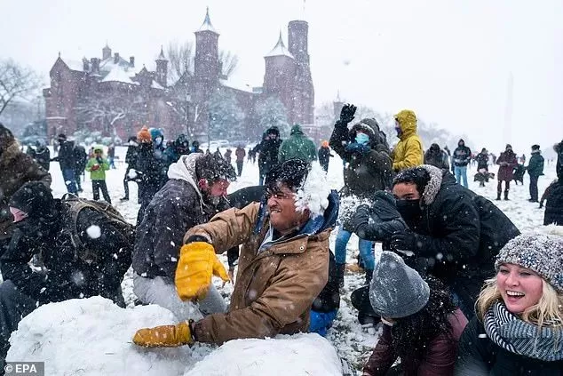 恐怖! 破纪录雪灾席卷北美 疫苗接种被迫中断 民众冒毒扎堆打雪仗!